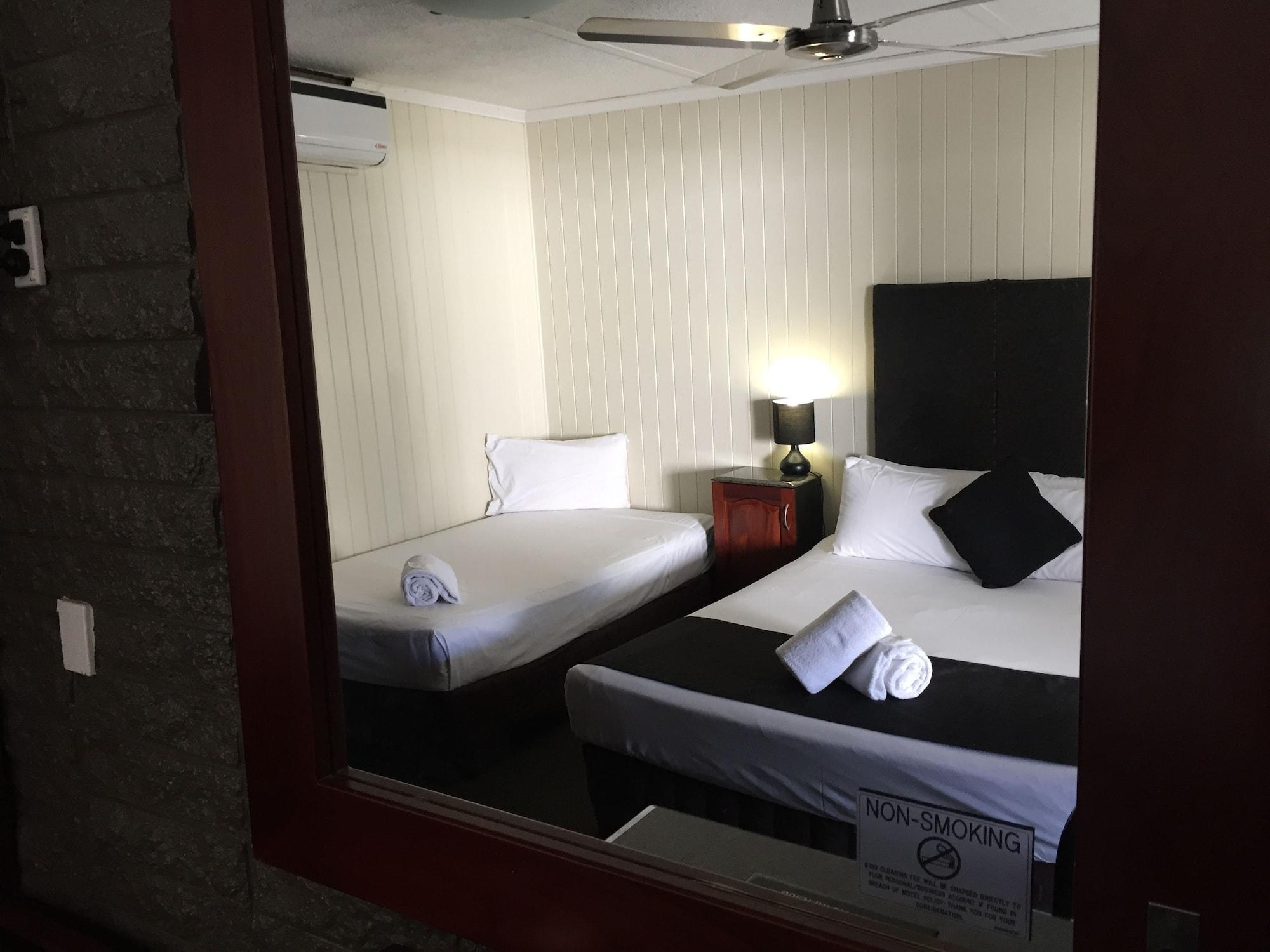 Country Plaza Motor Inn Mackay Bagian luar foto