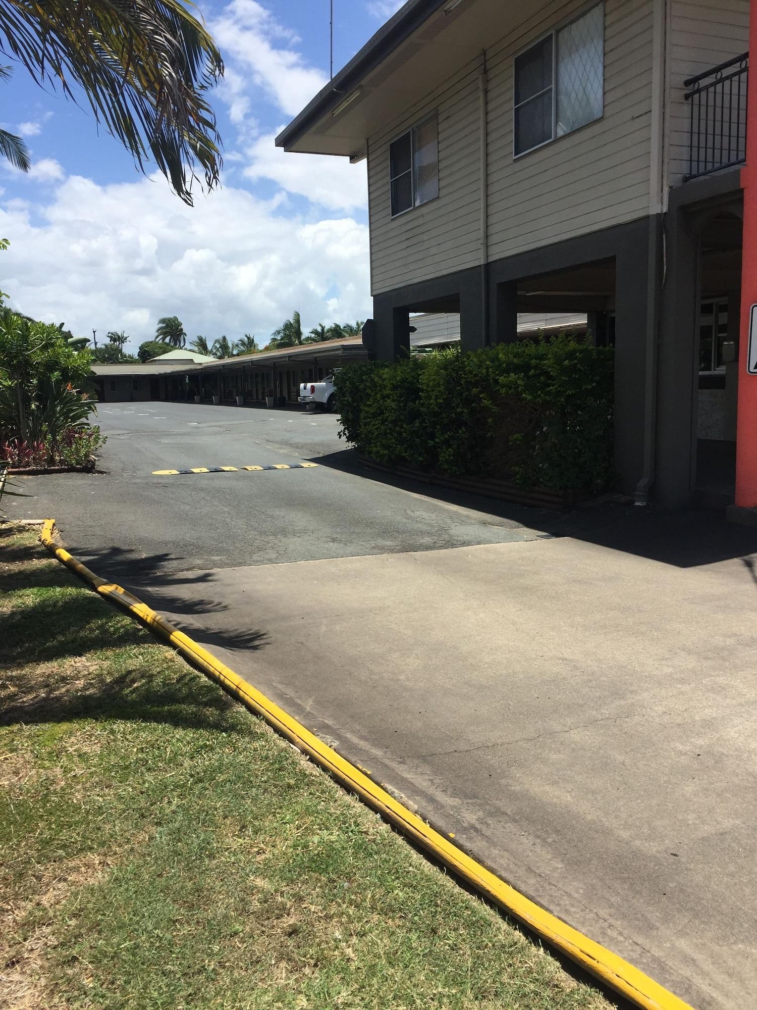 Country Plaza Motor Inn Mackay Bagian luar foto