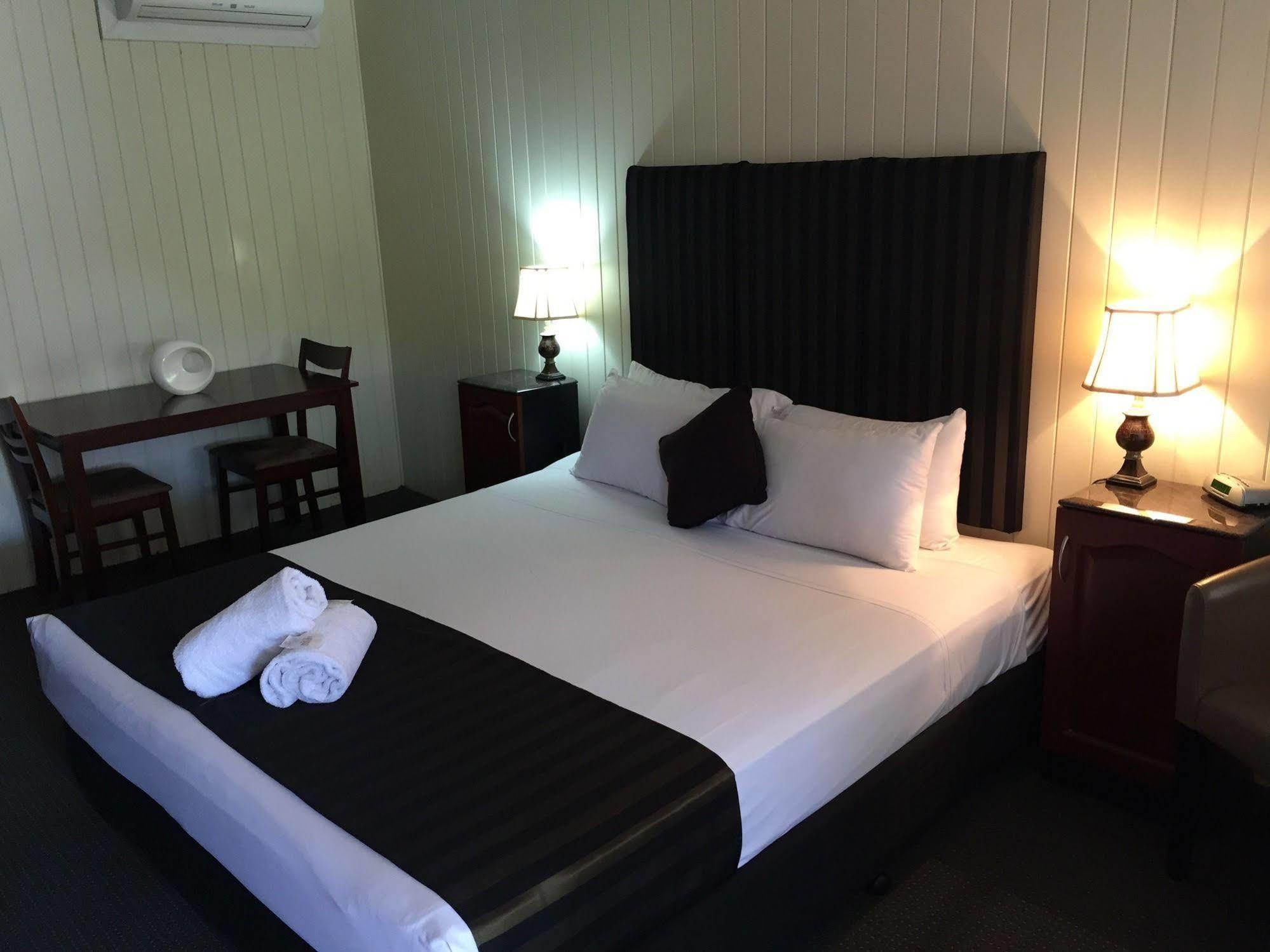 Country Plaza Motor Inn Mackay Bagian luar foto