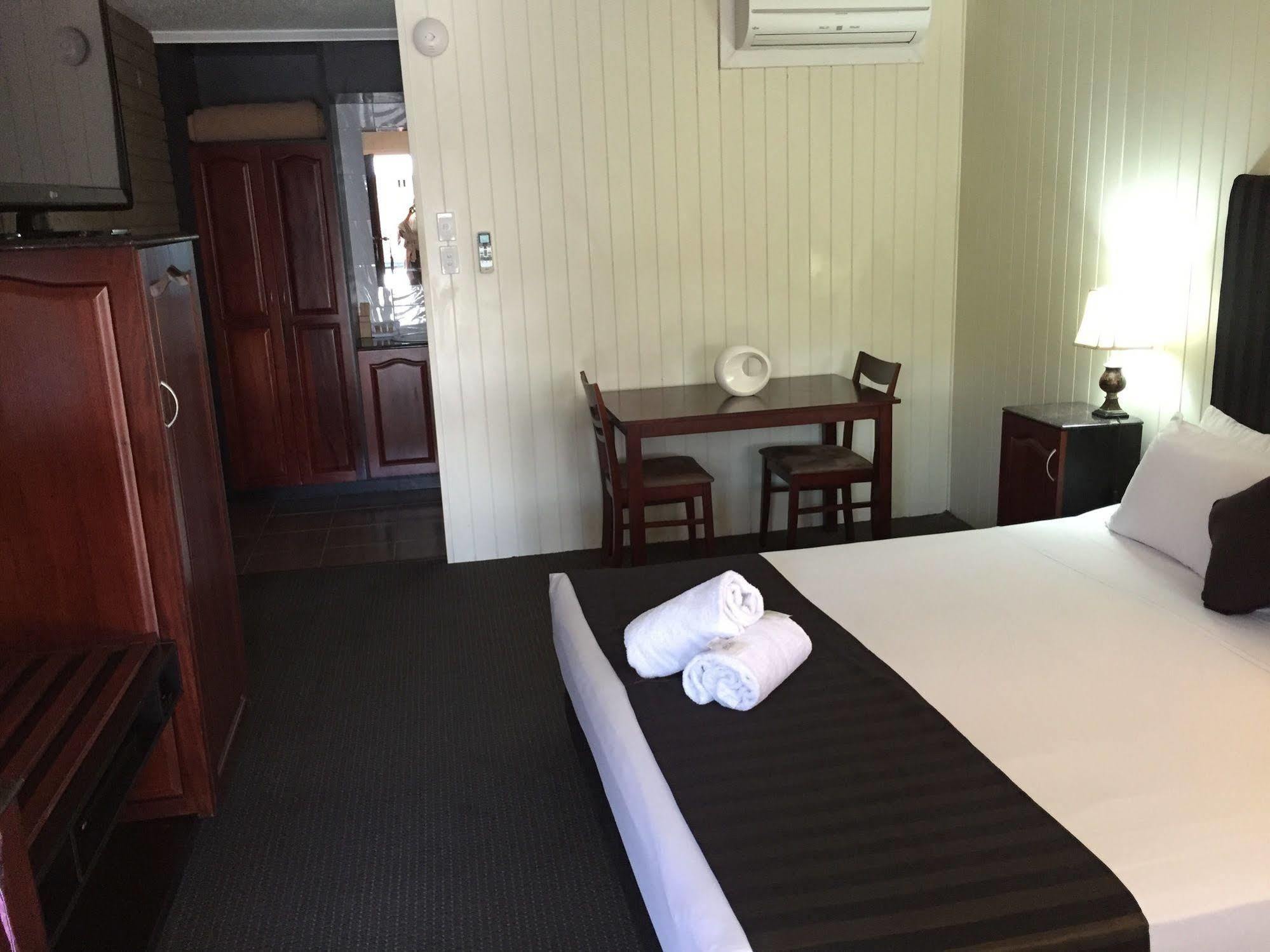 Country Plaza Motor Inn Mackay Bagian luar foto